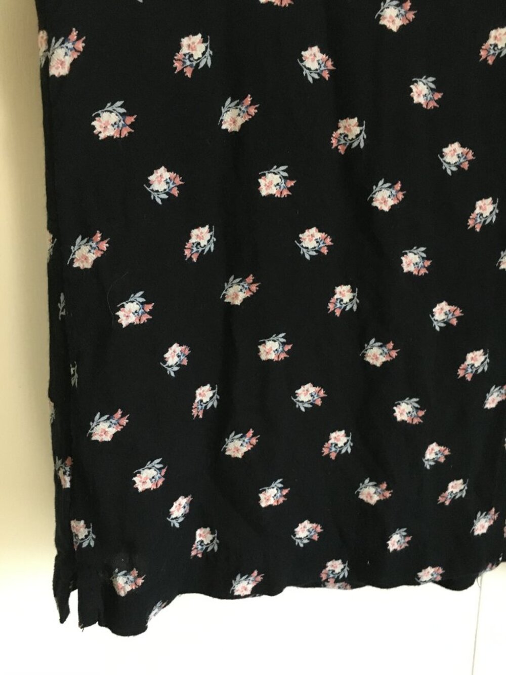 GAP Black Ditsy Floral Flutter Sleeve Tie Front Keyhole Blouse Rayon XS - Picture 7 of 16